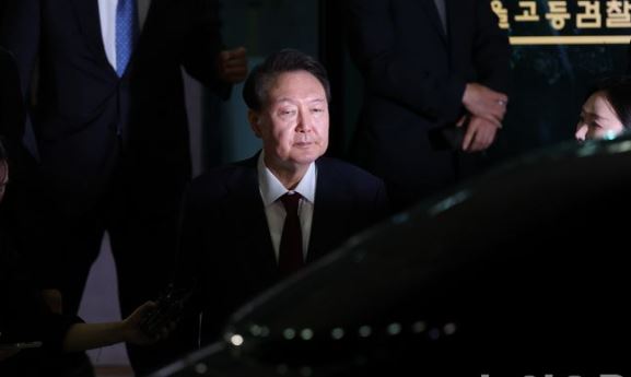 내란특검 대면조사를 마친 윤석열 전 대통령이 29일 오전 서울 서초구 서울고검에 마련된 내란특검 사무실에서 나와 귀가하고 있다. (공동취재)/뉴시스