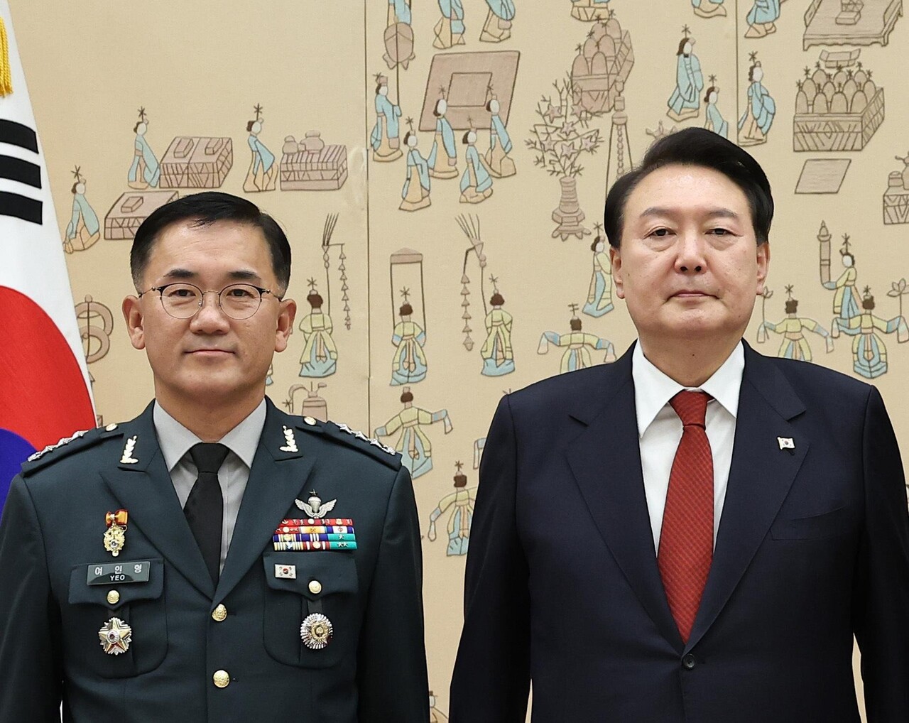 2023년 11월6일 삼정검 수치 수여식 당시 여인형 전 국군방첩사령관과 윤석열. /사진=대통령실