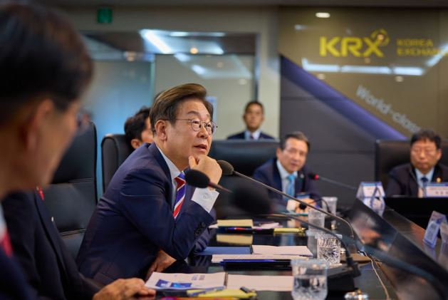 이재명 대통령이 지난 11일 서울 영등포구 한국거래소 통합관제센터를 방문해 증시시황 및 시장감시 체계 브리핑을 듣고 있다. (사진=이재명 대통령 SNS) 2025.06.12.