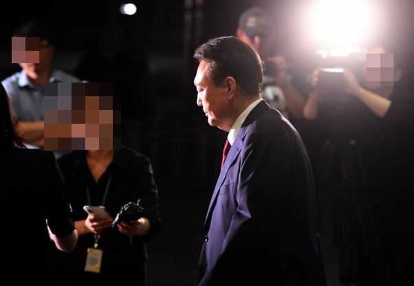 내란특검 대면조사를 마친 윤석열 전 대통령이 29일 오전 서울 서초구 서울고검에 마련된 내란특검 사무실에서 나와 귀가하고 있다. (공동취재) 2025.06.29./뉴시스