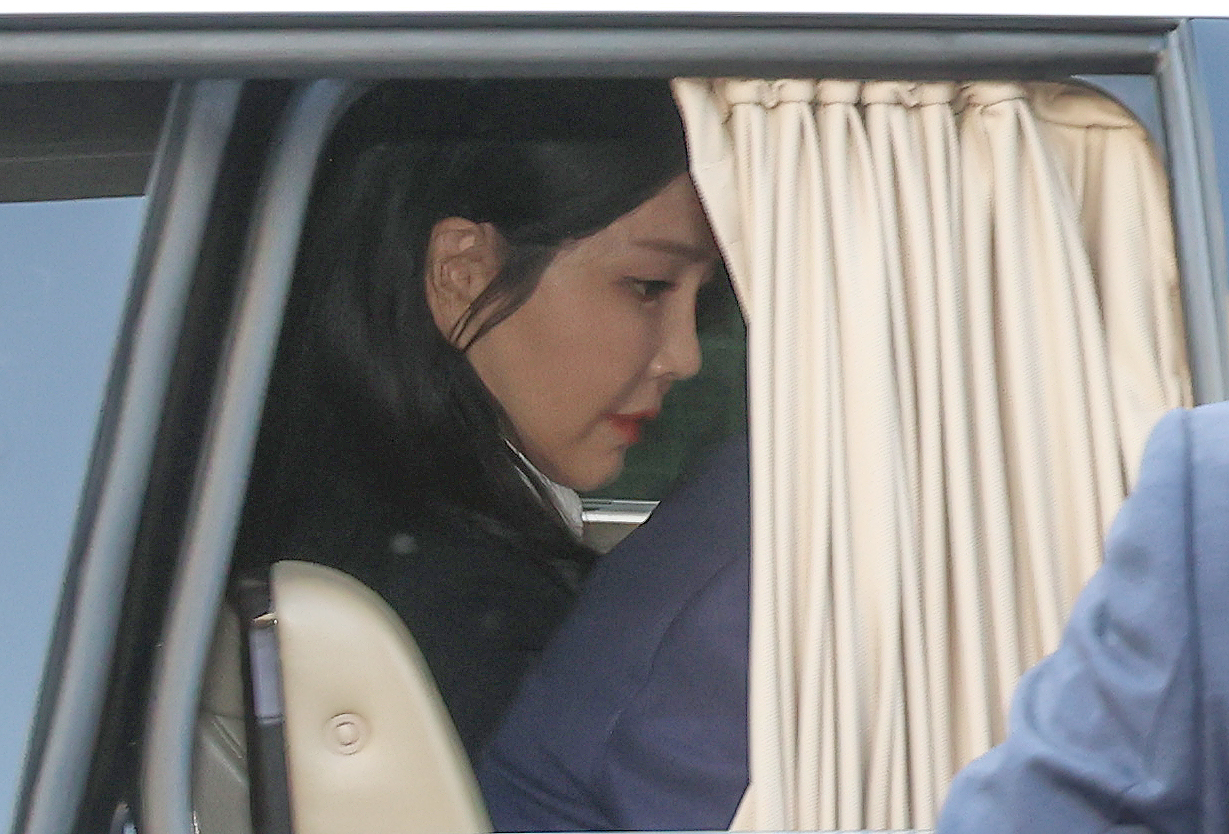 윤석열 의 부인인 김건희 씨가 11일 오후 서울 용산구 한남동 대통령 관저를 떠나고 있다. (공동취재) 2025.04.11/뉴시스