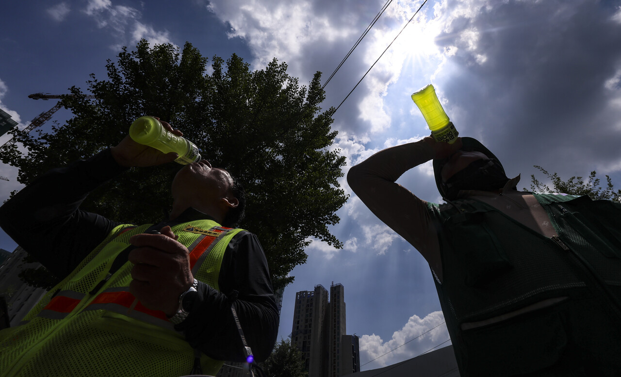  연일 폭염이 지속되는 가운데 9일 서울 시내의 한 건설현장 노동자가 더위를 식히기 위해 이온음료를 마시고 있다./사진=뉴시스