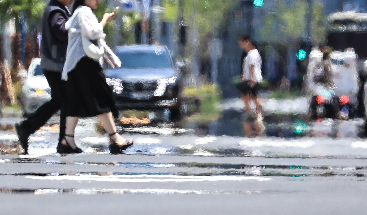 본격적인 더위를 알리는 절기 '소서(小暑)'인 7일 오후 제주시 건입동 인근 도로 위로 지열로 인한 아지랑이가 피어오르고 있다. /사진=뉴시스