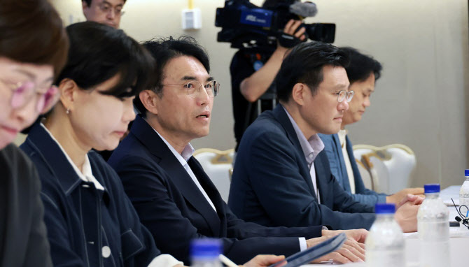 권창준 고용노동부 차관이 9일 정부서울청사에서 산재 예방을 위한 범정부 협의체 1차 회의를 주재하고 있다./사진=고용노동부