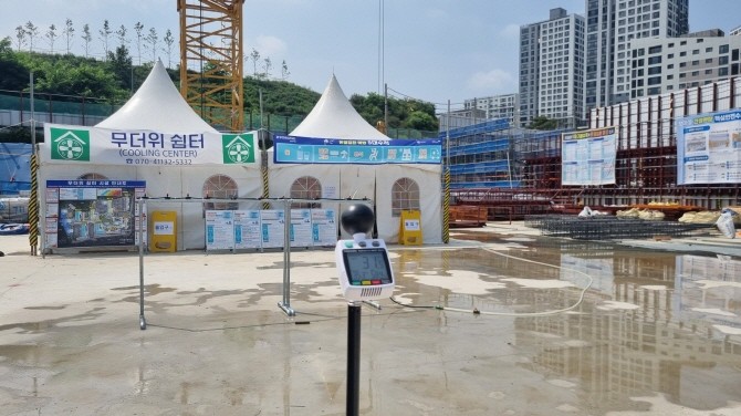 건설현장 체온측정기 및 무더위 쉼터 설치 사진. /사진=LH