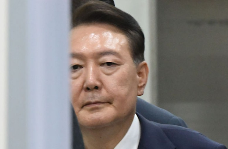 윤석열이 9일 서울 서초구 서울중앙지법에서 열린 직권남용 등 혐의 영장실질심사(구속 전 피의자 심문)를 마친 뒤 대기 장소인 서울구치소로 이동하기 위해 법원을 나서고 있다./뉴시스