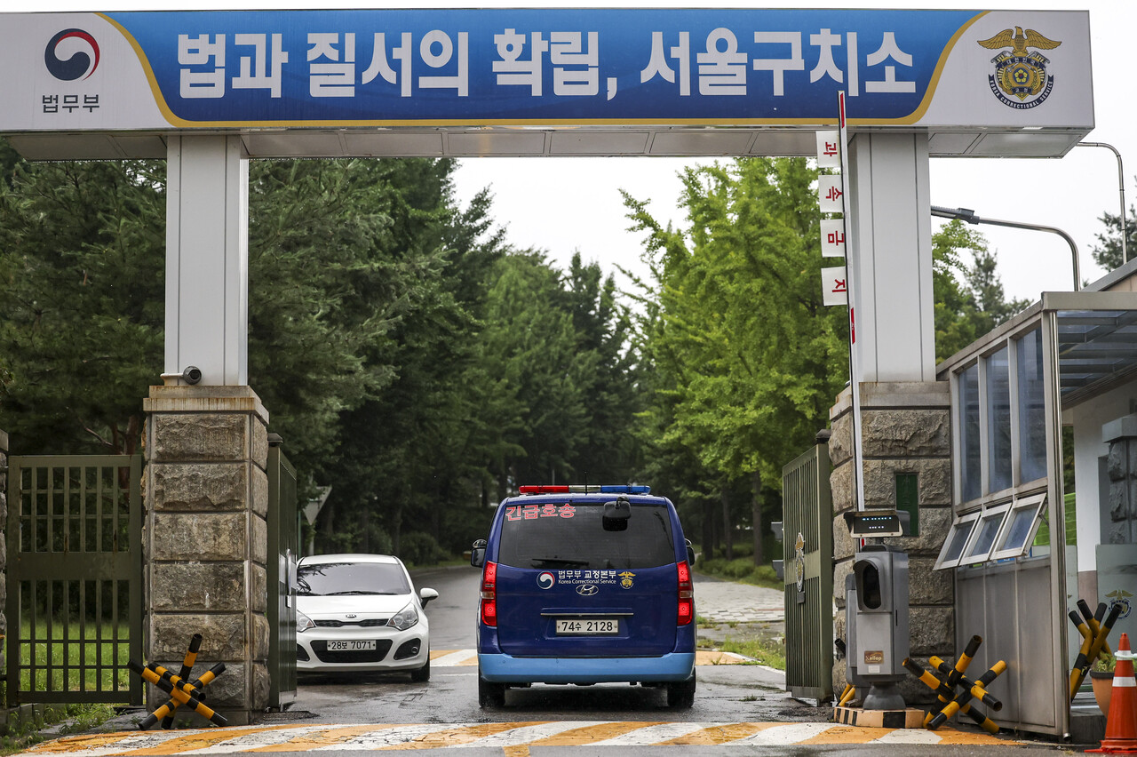 내란 특검 2차 소환에 불응한 윤석열 전 대통령에 대한 강제 구인 절차에 돌입한 14일 오후 경기 의왕시 서울구치소로 법무부 호송차량이 들어가고 있다. 2025.07.14. xconfind@newsis.com/사진=뉴시스