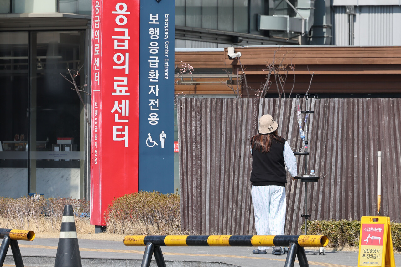 전공의 집단사직으로 의료대란이 장기화되고 있는 서울 시내 대학병원에서 응급실 인근에서 한 환자가 응급실 앞을 지나고 있다. 2024.03.10./자료사진=뉴시스