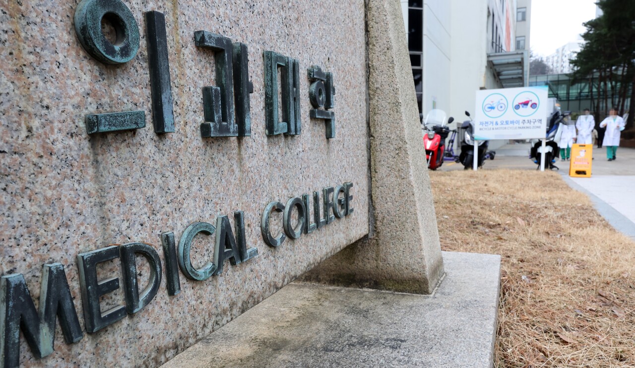 정부의 의대증원 방침에 반발해 단체행동을 논의했던 전공의 단체인 대한전공의협의회(대전협)가 대한의사협회(의협)에 이어 비상대책위원회(비대위) 체제로 전환된 13일 서울 한 대학병원 의과대학 앞에서 의료진이 이동하고 있다./사진=뉴시스