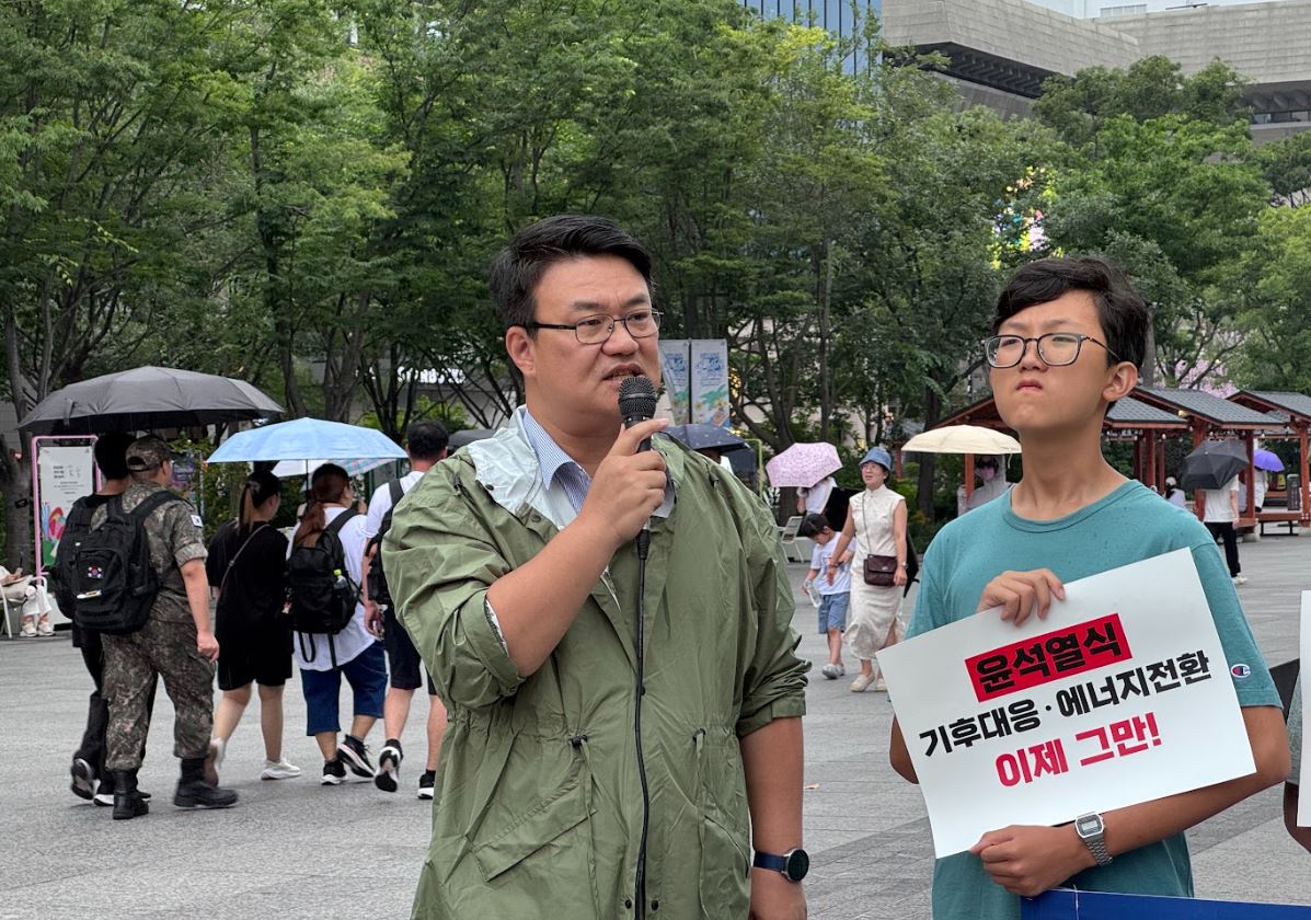 탈핵시민행동과 종교환경회의를 비롯한 시민사회단체들이 16일 오후 2시 서울 광화문 이순신 동상 앞에서 김성환 환경부 장관 후보자의 인사청문회 발언을 규탄하는 기자회견을 개최했다.