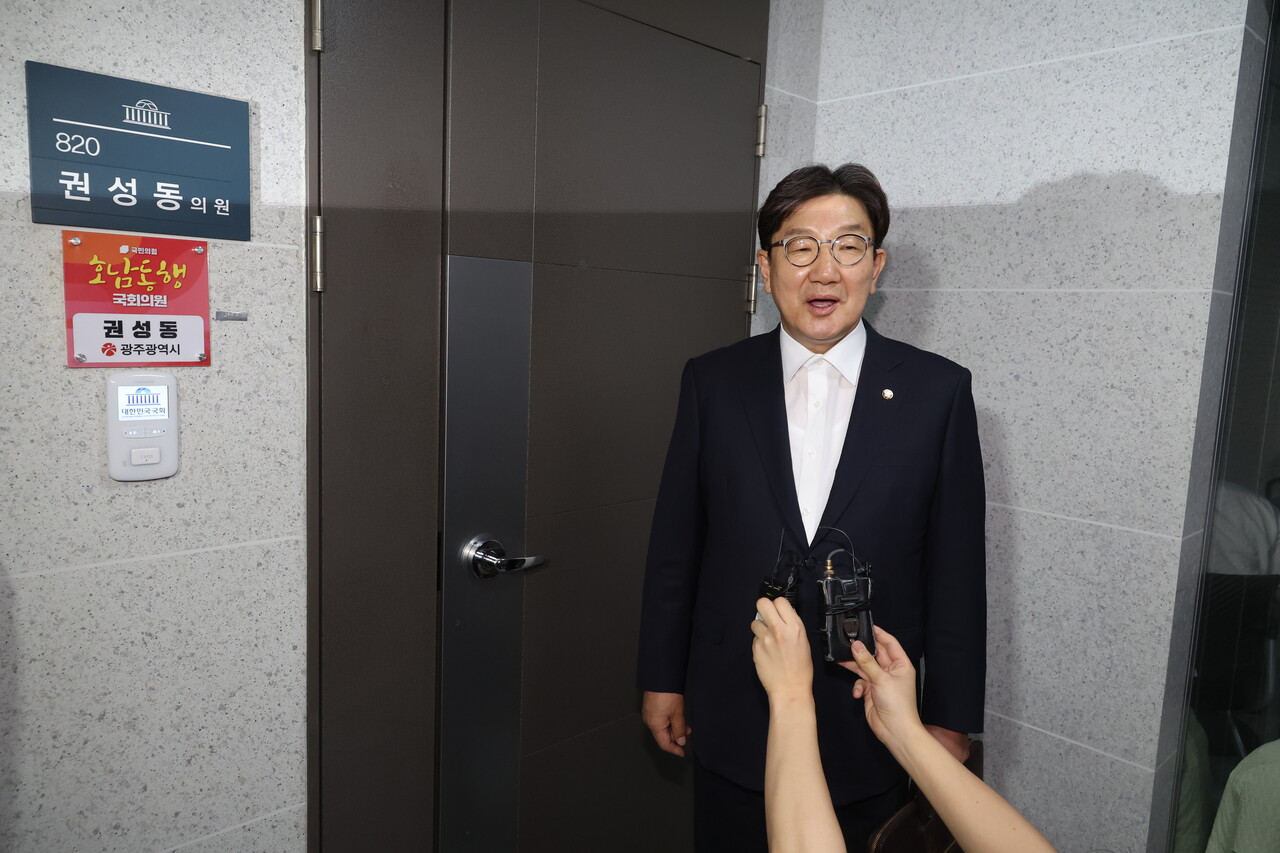 권성동 국민의힘 의원이 18일 서울 여의도 국회 의원회관에서 김건희 특검의 압수수색이 진행중인 자신의 의원실로 이동하고 있다/사진=뉴시스