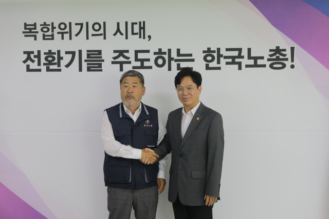 김영훈(오른쪽) 고용노동부 장관과 김동명 한국노동조합총연맹 위원장이 25일 서울 여의도 한국노총 건물에서 만나 악수하고 있다. /사진=고용부