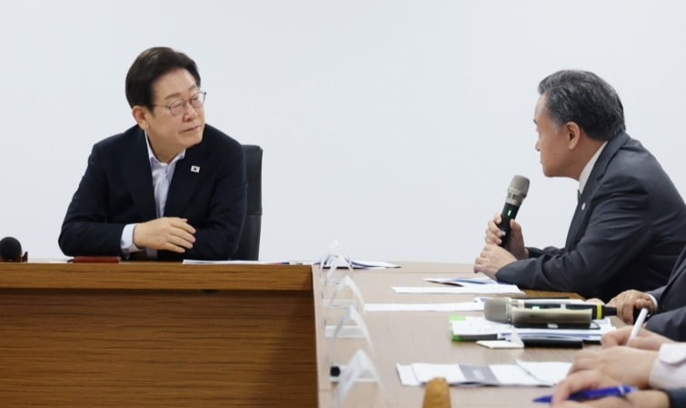 이재명 대통령이 25일 경기도 시흥시 SPC 삼립 시화공장에서 열린 산업재해 근절 현장 노사간담회에서 허영인 SPC그룹회장의 발언을 경청하고 있다. 대통령실사진기자단/뉴시스