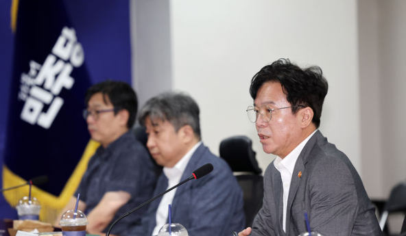 김영훈 고용노동부 장관이 28일 오전 서울 여의도 국회에서 열린 노란봉투법 관련 더불어민주당-고용노동부 간담회에서 발언하고 있다./사진=뉴시스