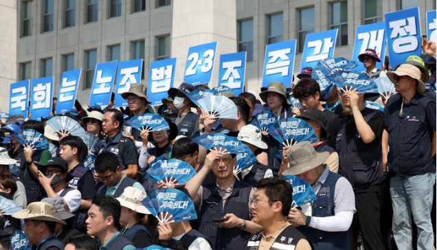 민주노총·한국노총 조합원들을 비롯한 시민사회단체 회원들이 28일 오전 서울 여의도 국회 본청 계단 앞에서 노조법 2·3조 개정안 후퇴 저지 및 신속 통과 촉구 기자회견이 열리고 있다./사진=뉴시스