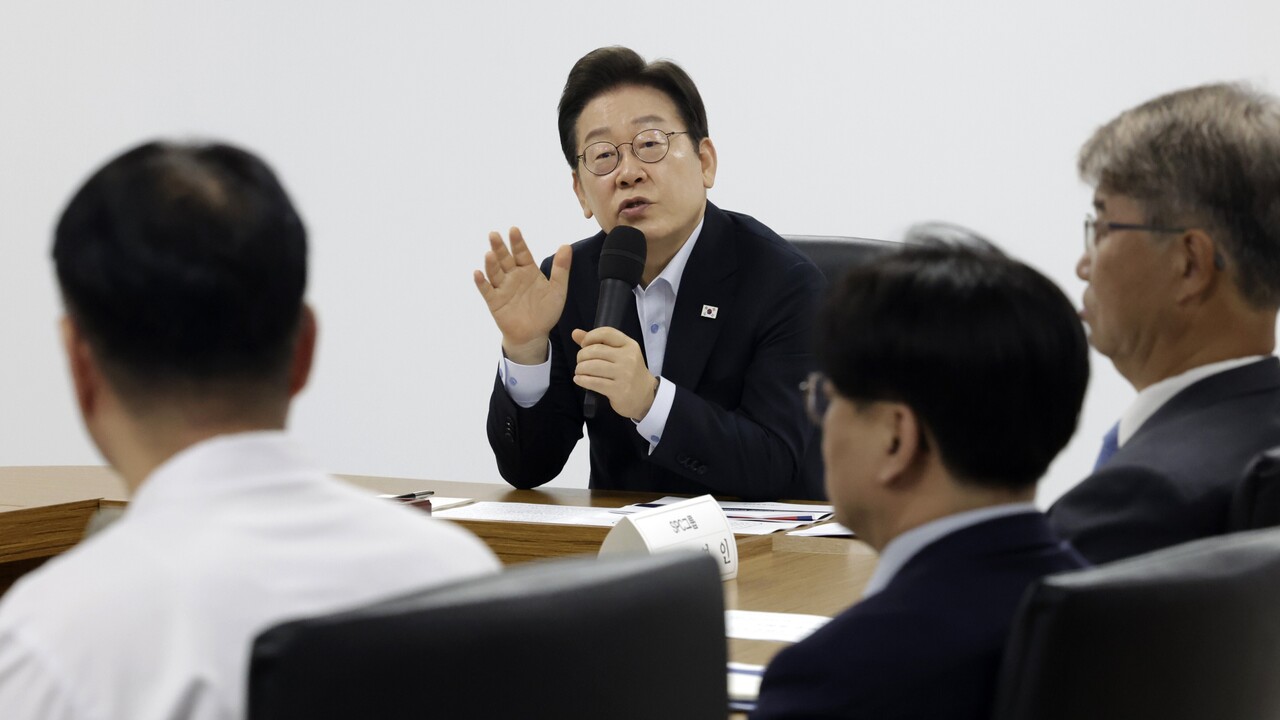 이재명 대통령이 25일 경기 시흥시 SPC삼립 시화공장에서 열린 산업재해 근절 현장 노사간담회에서 SPC 임원들에게 사고경위와 노동 환경 등에 대해 질문하고 있다. /사진=뉴시스