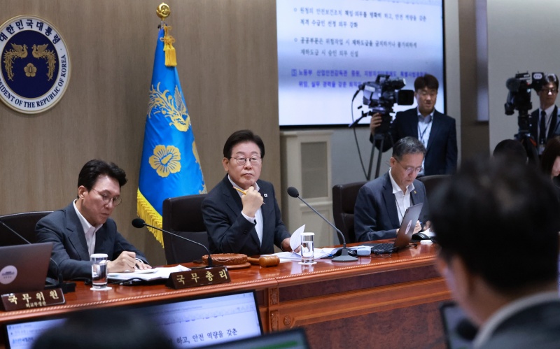 이재명 대통령이 29일 서울 용산 대통령실 청사에서 열린 국무회의에서 김영훈 고용노동부 장관의 중대재해 반복 발생 근절 대책 관련 보고를 받고 있다./사진=대통령실통신사진기자단