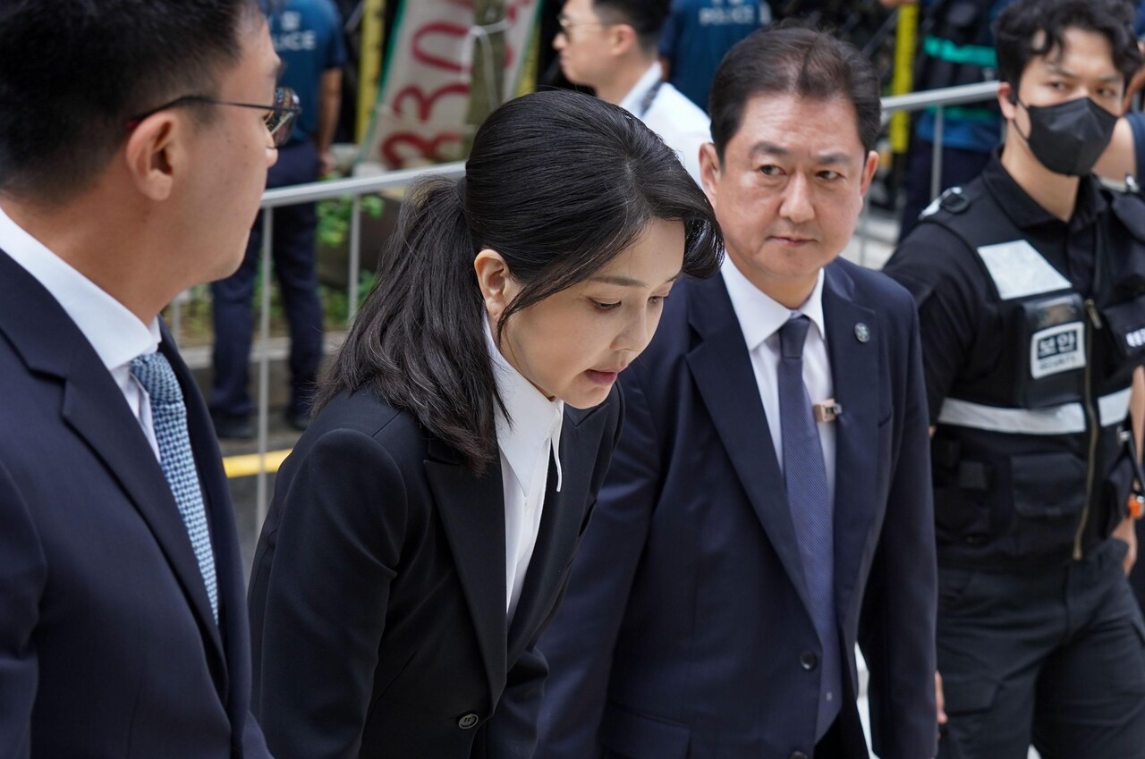 도이치모터스 주가조작 연루 의혹 등을 받는 김건희 여사가 6일 오전 서울 종로구 김건희 특검팀(특별검사 민중기)사무실에 피의자 신분으로 소환되고 있다. /사진=뉴시스