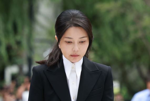 도이치모터스 주가조작 연루 의혹 등을 받는 김건희 씨가 6일 오전 서울 종로구 김건희 특검팀(특별검사 민중기)사무실에 피의자 신분으로 소환되고 있다. 2025.08.06. /뉴시스