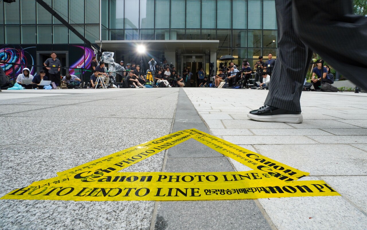 6일 오전 서울 종로구 김건희 특검팀(특별검사 민중기)사무실 앞에 포토라인이 설치돼 있다. 이날 도이치모터스 주가조작 연루 의혹 등을 받는 김건희 여사가 특검에 출석했다. 2025.08.06./사진=공동취재단,뉴시스