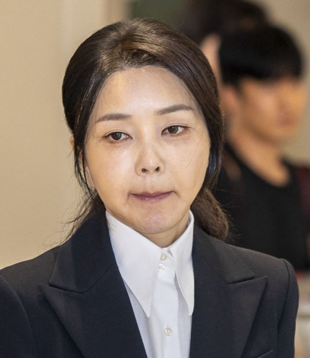 사진공동취재단 = 도이치모터스 주가조작 연루 의혹 등을 받는 김건희 씨가 6일 서울 종로구 김건희 특검팀(특별검사 민중기) 사무실에 피의자 신분으로 조사를 받기 위해 들어서고 있다. 2025.08.06./뉴시스