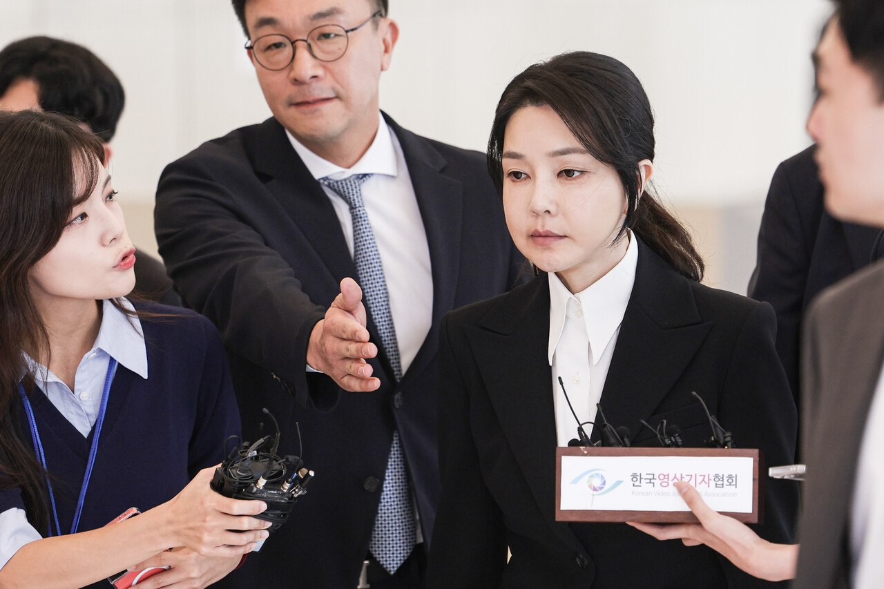 도이치모터스 주가조작 연루 의혹 등을 받는 김건희 여사가 6일 오전 서울 종로구 김건희 특검팀(특별검사 민중기)사무실에 피의자 신분으로 소환되고 있다. /사진=뉴시스