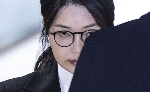 도이치모터스 주가조작 연루 의혹 등을 받는 김건희 여사가 6일 서울 종로구 김건희 특검팀(특별검사 민중기) 사무실에서 피의자 신분으로 조사를 마친 뒤 밖으로 나서고 있다. 2025.08.06./뉴시스