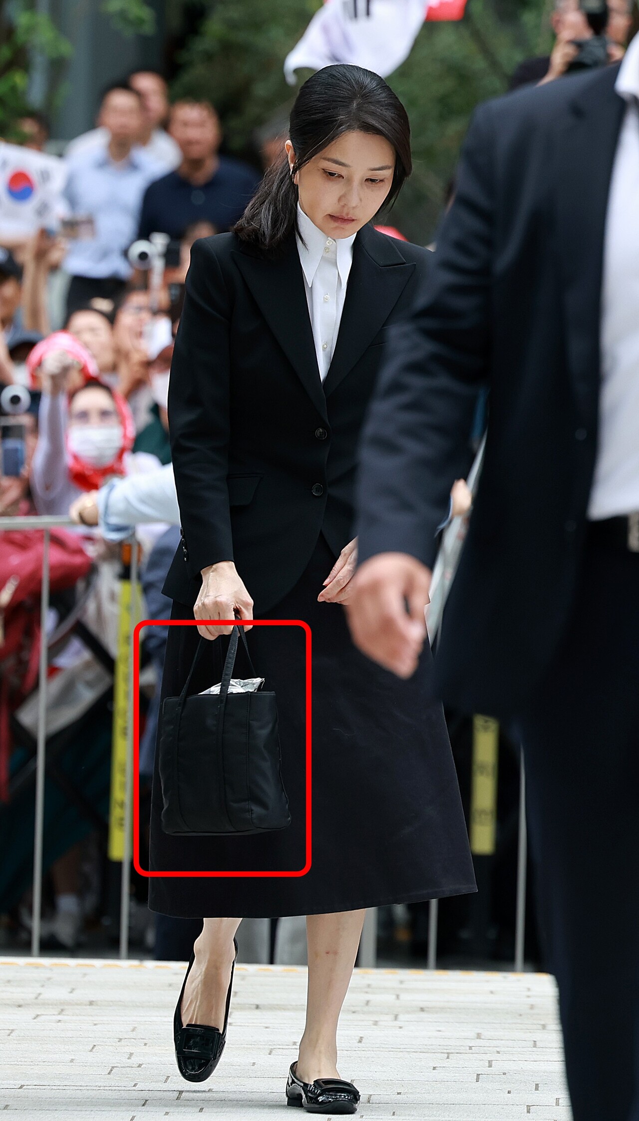 도이치모터스 주가조작 연루 의혹 등을 받는 김건희 여사가 6일 오전 서울 종로구 김건희 특검팀(특별검사 민중기)사무실에 피의자 신분으로 소환되고 있다. 붉은색은 에코백 2025.08.06./사진=뉴시스 갈무리