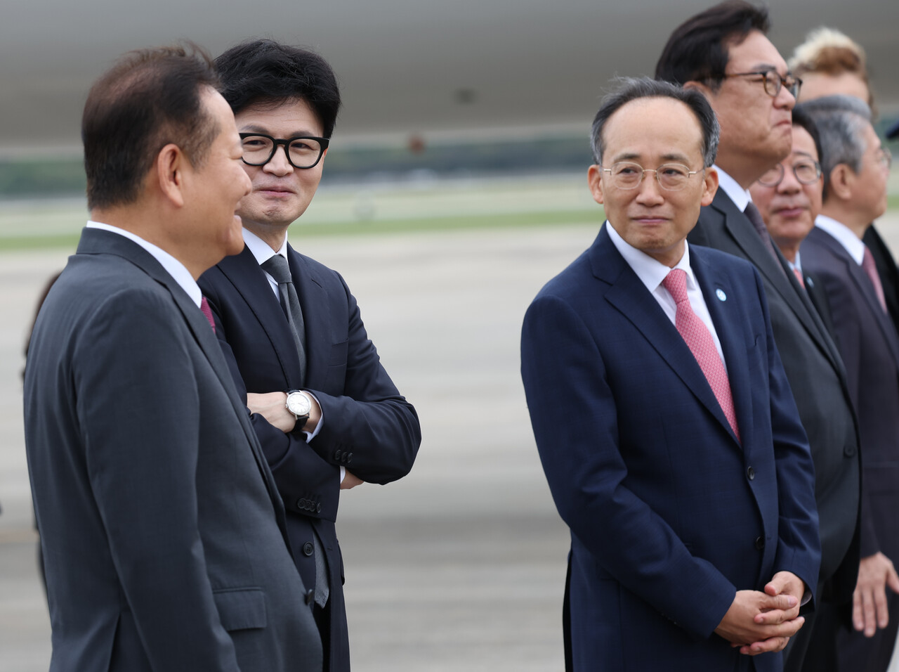 이상민 행전안전부 장관과 국민의힘 한동훈 대표, 추경호 원내대표가 19일 성남 서울공항에서 체코를 공식 방문하는 윤석열 대통령을 환송하기 위해 대기하며 대화를 나누고 있다. 2024.09.19. / 사진 = 뉴시스