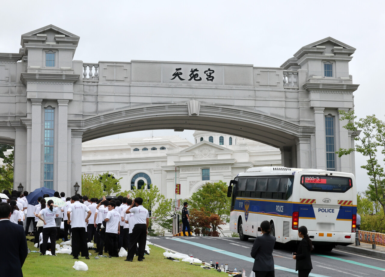 김건희 여사 의혹을 수사하는 민중기 특별검사팀이 통일교 압수수색에 들어간 18일 오후 경기 가평군 천원궁으로 경찰 버스가 들어가고 있다./사진=뉴시스