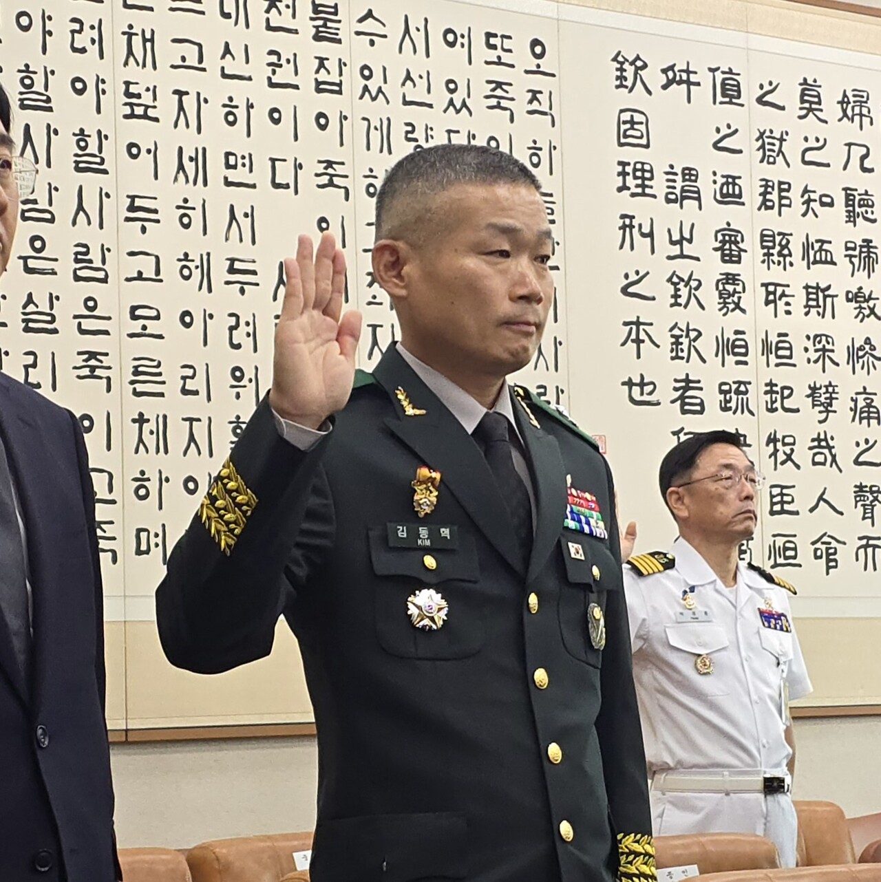 19일 국회 법제사법위원회(법사위)는 윤석열 대통령 탄핵 청문회를 개최했다. 선서하는 증인들, 김동혁 국방부 검찰단장 2024.07.19/사진=조은결 기자