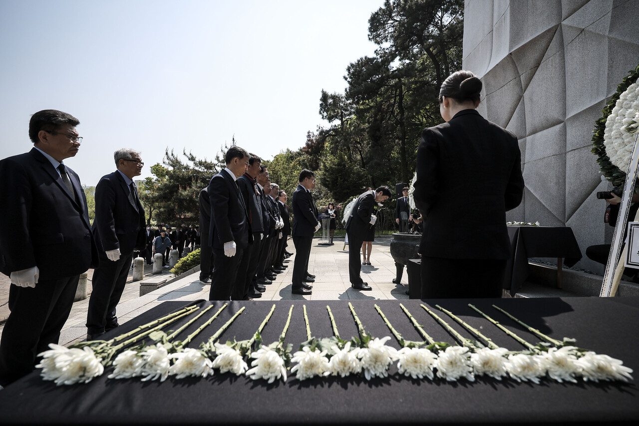 서울 동작구 보라매공원에서 열린 2025년 산업재해근로자의날 및 추모주간 참배행사에서 안호영 국회 환경노동위원회 위원장을 비롯한 노동계 참석자들이 산업재해희생자위령탑에 참배하고 있다. 2025.04.28./뉴시스