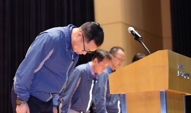 정희민 포스코이앤씨 대표이사 사장이 29일 오후 인천 연수구 포스코이앤씨 인천 송도사옥에서 지난 28일 경남 함양~창녕 고속도로 현장에서 발생한 중대재해와 관련해 고개숙여 사과하고 있다. 포스코이앤씨가 시공하는 경남 함양-울산고속도로 의령나들목 공사 현장에서 지난 28일 사면 보강 작업을 하던 60대 노동자가 천공기(지반을 뚫는 건설기계)에 끼여 사망하는 사고가 발생했다. 2025.07.29/뉴시스