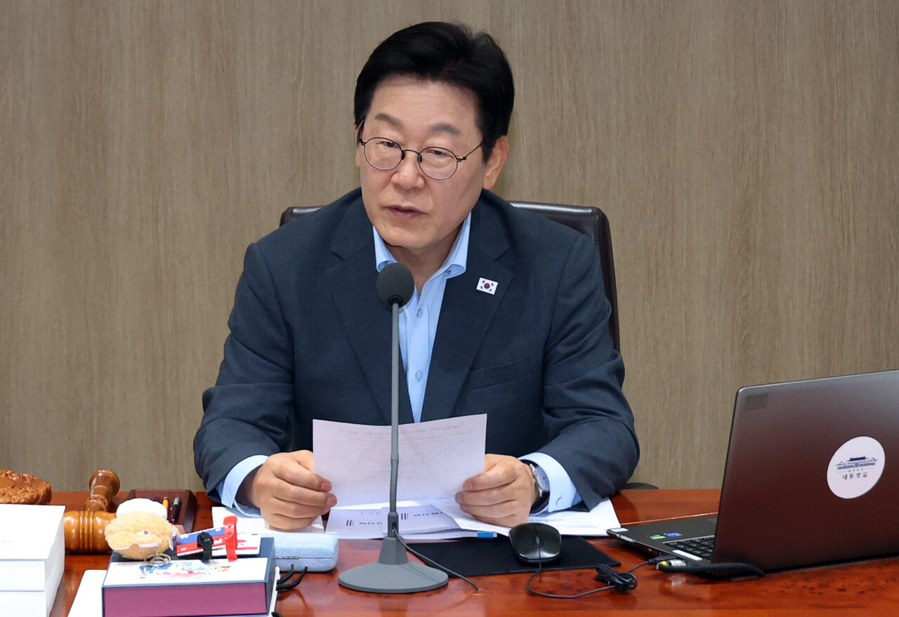이재명 대통령이 12일 서울 용산 대통령실 청사에서 열린 국무회의에서 발언하고 있다. 이 대통령 자리에 광복 80주년 기념 태극기 달기 캠페인 열쇠고리와 네임택이 놓여 있다. /사진=대통령실통신사진기자단