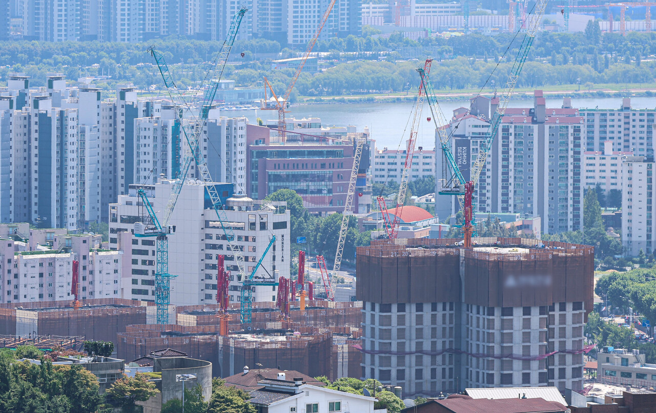10일 서울 남산타워 전망대에서 바라본 건설현장 모습. /사진=뉴시스