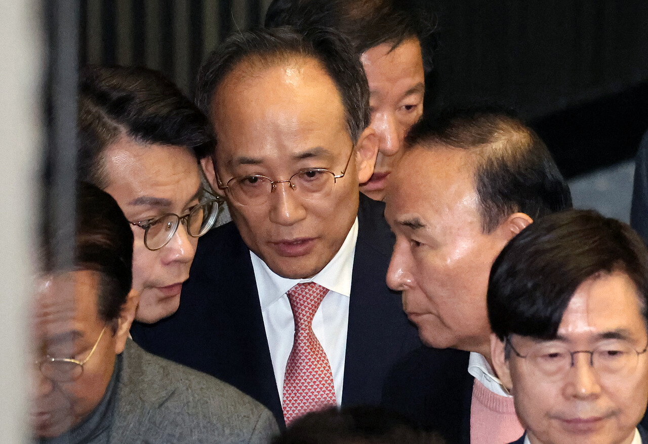 추경호(왼쪽 세 번째) 국민의힘 전 원내대표가 14일 오후 서울 여의도 국회에서 열린 제419회국회(임시회) 제4차 본회의에서 윤석열 대통령 탄핵소추안에 대한 표결을 기다리며 윤상현(왼쪽 두 번째), 박덕흠 의원과 대화하고 있다. 왼쪽은 권영세 의원, 오른쪽 아래는 조경태 의원. 2024.12.14./사진=뉴시스