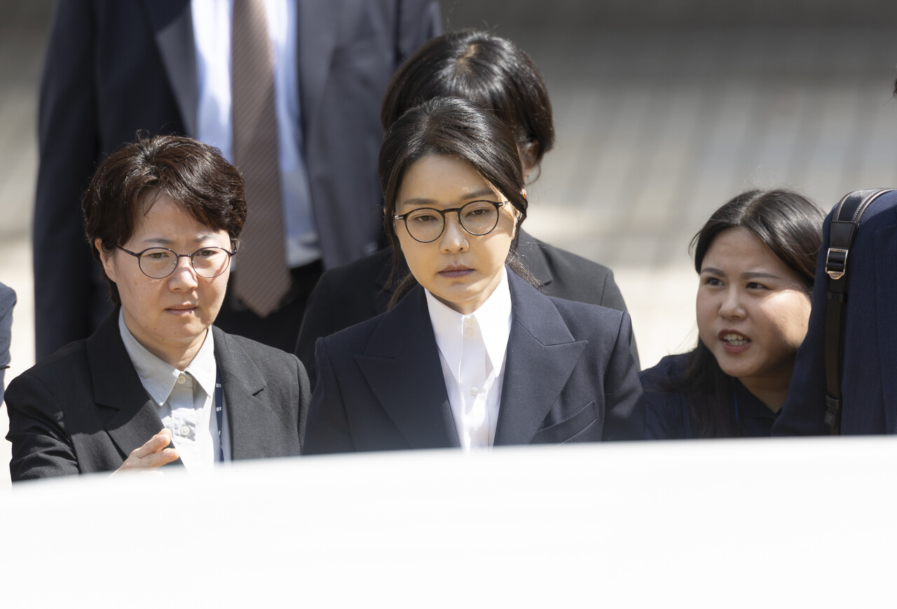 윤석열 전 대통령 부인 김건희 여사가 12일 서울 서초구 서울중앙지법에서 열린 구속 전 피의자 심문(영장실질심사)를 마치고 나오고 있다. /사진=뉴시스