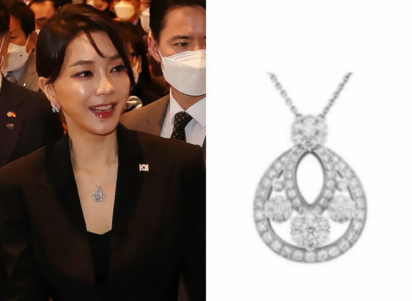 김건희 씨가 빌렸다는 '반 클리프 앤 아펠' 목걸이(추정가 6,000만 원↑), 까르띠에 팔찌(추정가 1500만 원↑), 티파니 브로치(추정가 2600만 원↑) 등의 가격과 함께 관련 사진들이 온라인커뮤니티에서 공유되고 있다.