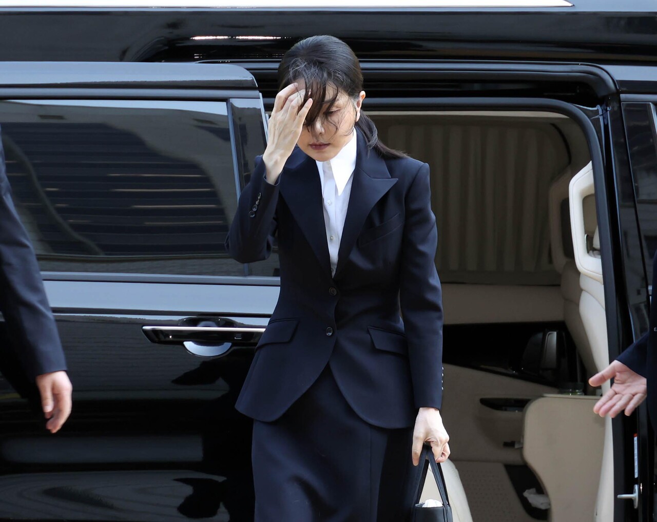 김건희 씨가 8월 12일 오전 서울 서초구 서울중앙지법에서 열린 구속 전 피의자 심문(영장실질심사)에 출석하며 머리를 넘기고 있다. / 사진=뉴시스