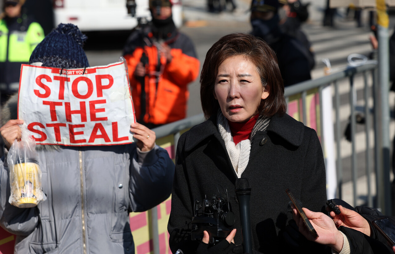 윤석열 대통령과 면회를 마친 나경원 국민의힘 의원이 3일 경기도 의왕시 서울구치소 앞에서 취재진 질문에 답하고 있다./사진=뉴시스