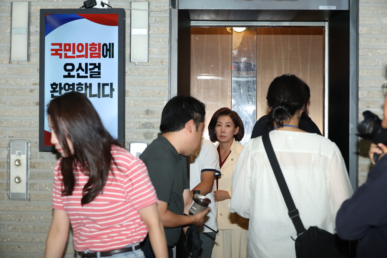 건희 특검이 국민의힘 당사에 대한 압수수색에 나선 13일 서울 여의도 국민의힘 당사에서 나경원 의원이 엘리베이터를 타고 이동하고 있다. /사진=뉴시스