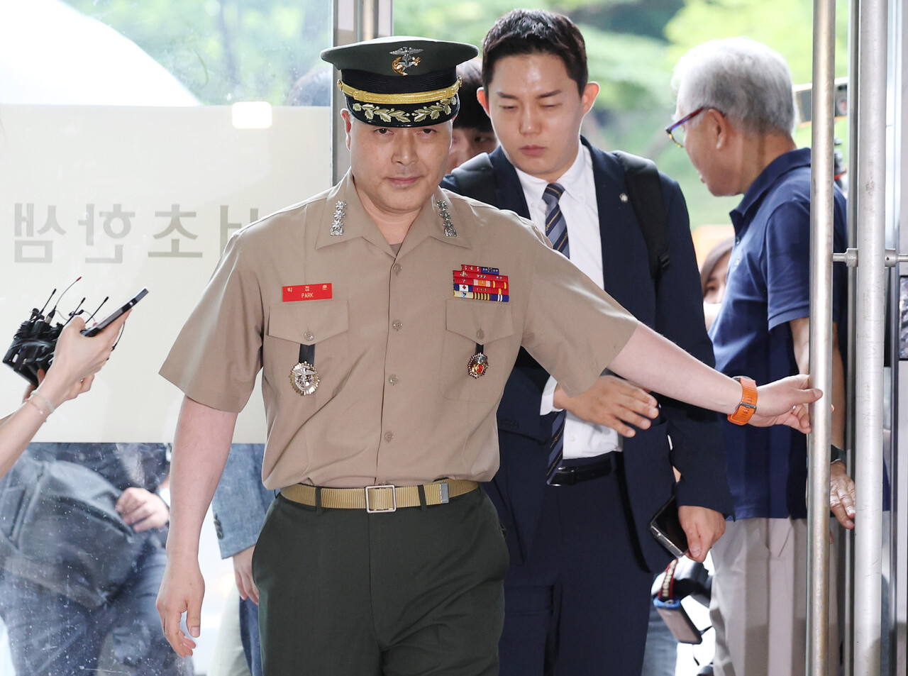 박정훈 해병대 수사단장(대령)이 순직사건 수사 당시 경위와 수사외압 의혹 관련 참고인 신분으로 16일 서울 서초구 순직해병 특검 사무실에 출석하고 있다. /사진=뉴시스