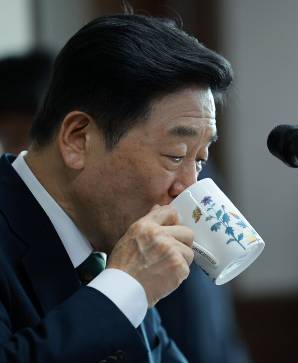 김형석 독립기념관장이 12일 서울 용산구 서울지방보훈청에서 광복절 경축식 취소 및 뉴라이트 성향 관련 기자회견을 하던 중 물을 마시고 있다. 2024.08.12. /뉴시스