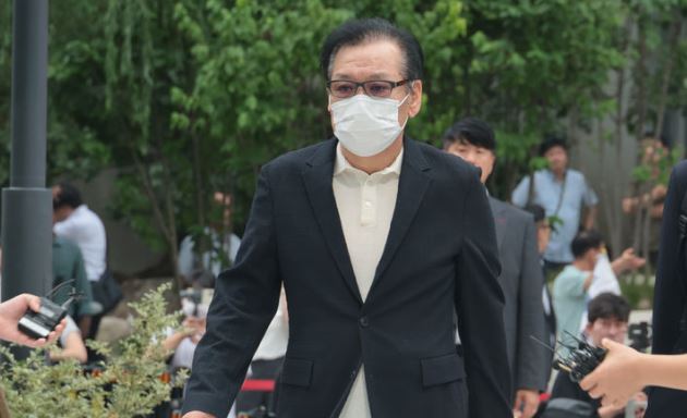 ‘건진법사’ 전성배 씨가 18일 오전 서울 종로구 KT광화문빌딩 웨스트에 마련된 김건희 특검 사무실에 출석하고 있다. (공동취재) 2025.08.18./뉴시스