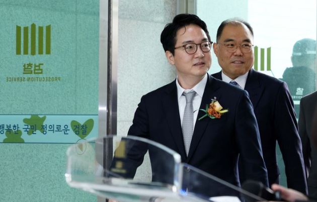 심우정(왼쪽) 검찰총장과 신응석 전 서울남부지검장이 27일 서울 양천구 서울남부지방검찰청 별관 1층 로비에서 열린 '가상자산범죄 합동수사부' 출범식에 참석하고 있다. 2025.02.27./뉴시스