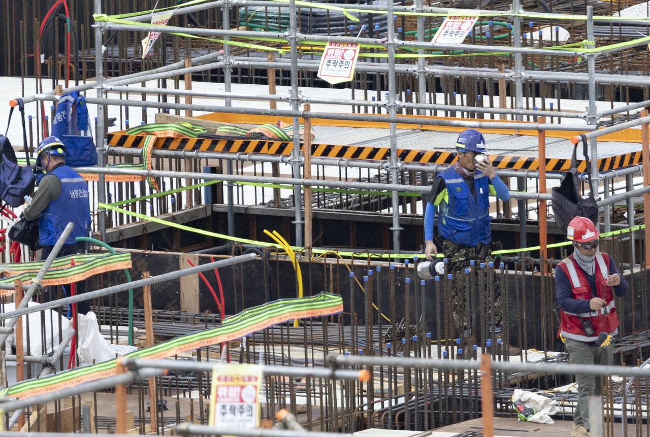 연일 폭염이 지속되는 가운데 9일 서울 시내의 건설현장 노동자들이 야외에서 근무를 하고 있다./사진=뉴시스