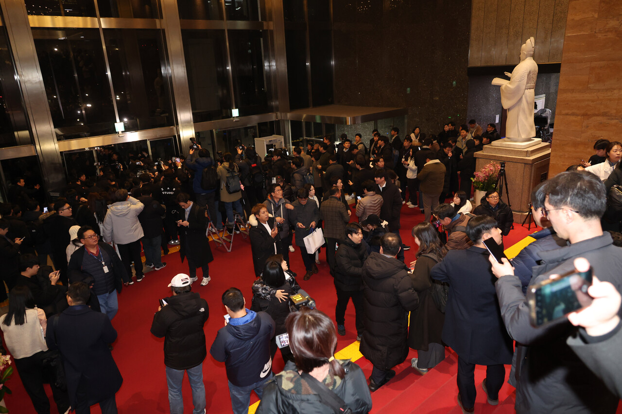 비상계엄령이 선포중인 지난해 12월 4일 오전 서울 영등포구 국회에 국회의원, 보좌진, 취재진 등이 대기하고 있다. 2024.12.04./뉴시스