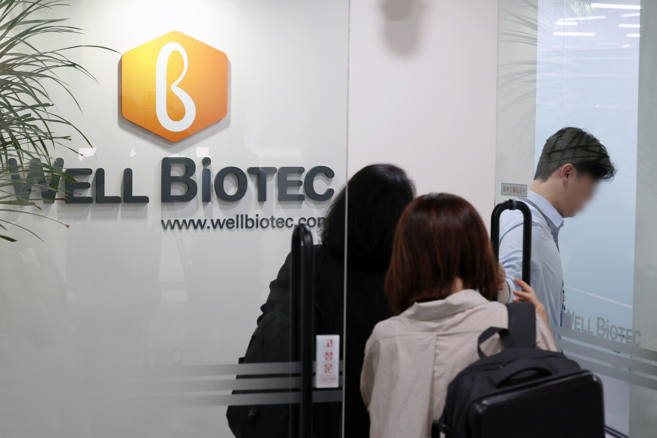 김건희 특검이 삼부토건 주가조작 의혹과 관련해 웰바이오텍 등을 압수수색에 나선 가운데 21일 서울 강남구 웰바이오텍 사무실에 관계자가 들어가고 있다. /사진=뉴시스