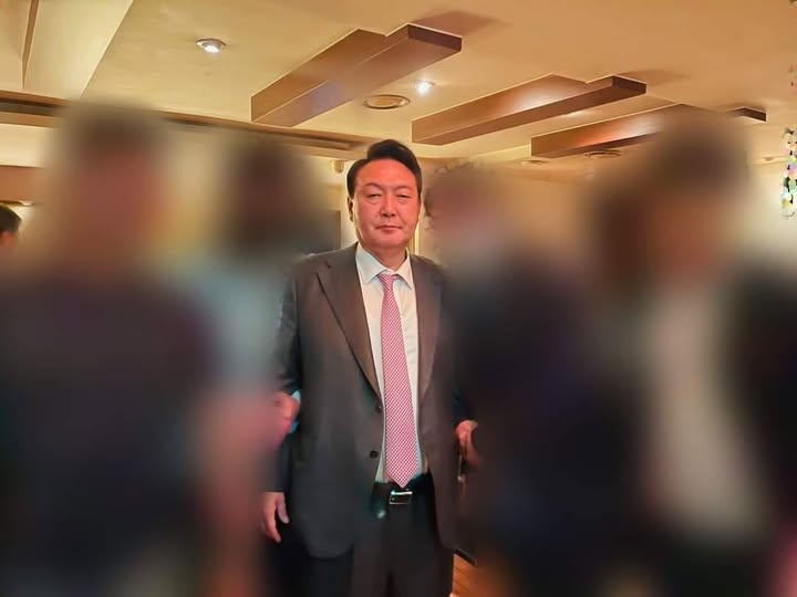 윤석열 대통령이 북한의 미사일 발사가 있던 다음 날인 지난 2022년 5월 13일 서초동 자택 인근 술집에서 늦은 밤까지 술을 취하도록 마셨다는 보도가 나왔다.2022.05.22/ 사진=열린공감TV 동영상 갈무리