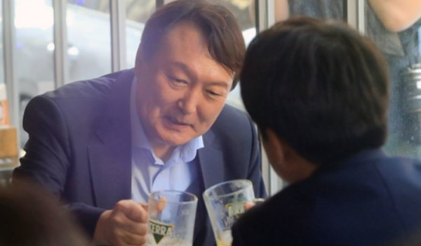 윤석열 국민의힘 대선후보가 입당 전인 2020년 7월 25일 서울 광진구의 한 치킨집에서 이준석 국민의힘 대표와
